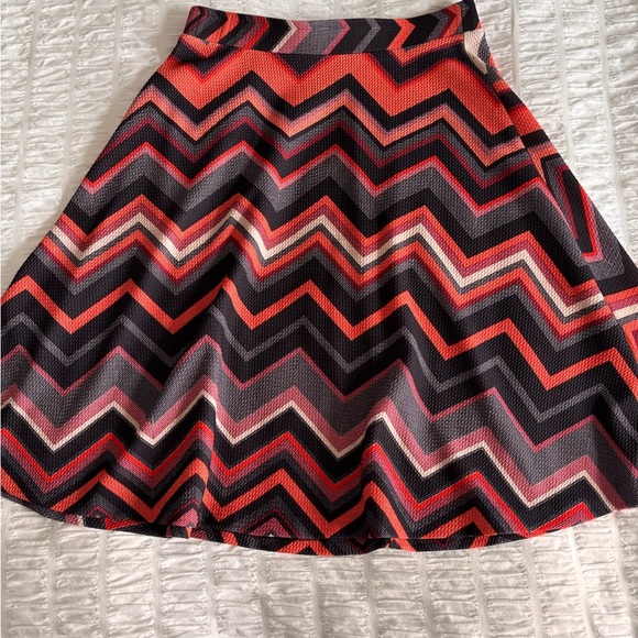 Retro Chevron Patterned Skirt - Salmon and Black - Picture 1 of 6